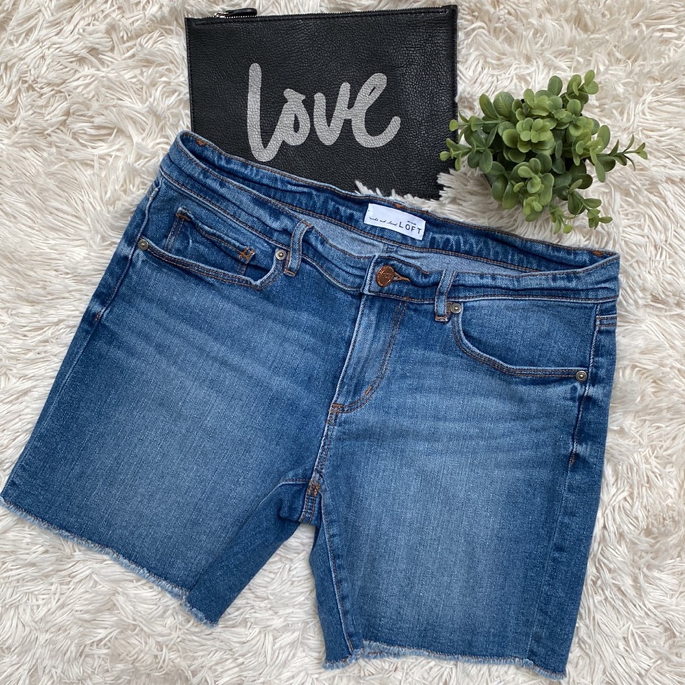 Loft Raw Hem Jean Shorts 💗 Medium Wash - Picture 2 of 11
